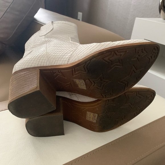 Dirty Laundry Cowboy Boots - Picture 12 of 14